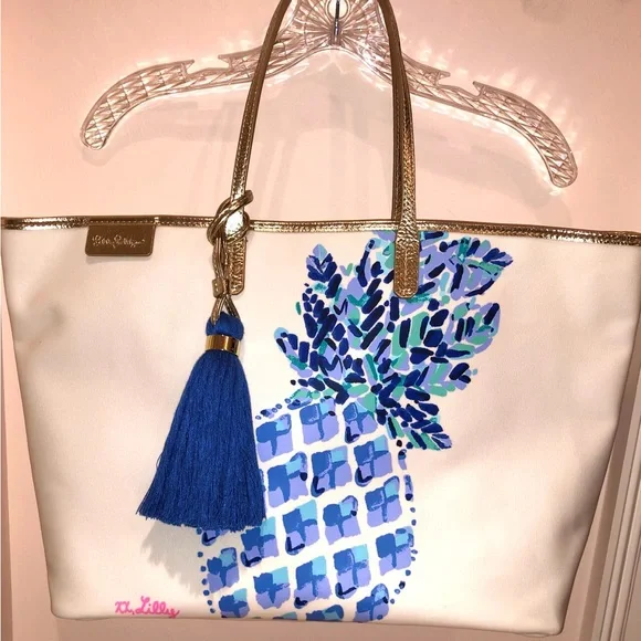 Lilly Pulitzer Bon Voyage Tote Bag in Toe In Print - Picture 3 of 14